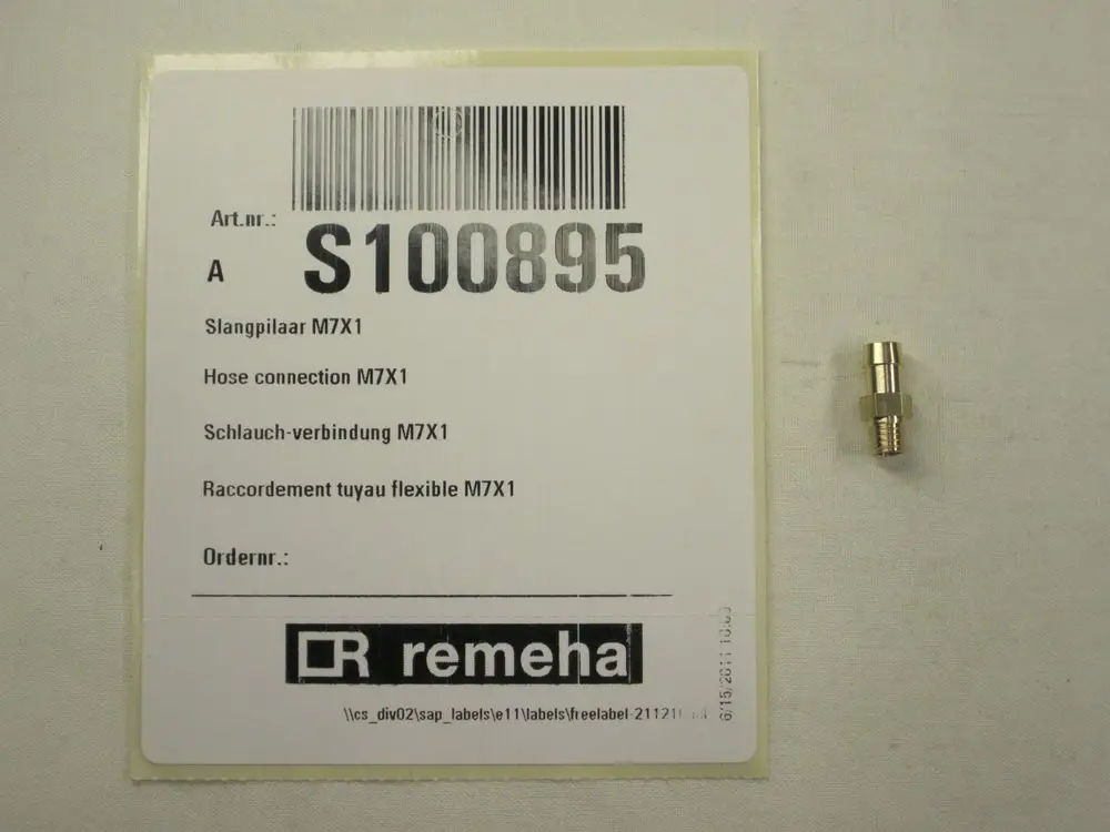 Metallischer Schlauchstutzen mit M7x1 Gewinde auf einer Produktkarte von Remeha. Es sind Artikelnummer und Beschreibung in mehreren Sprachen zu sehen.